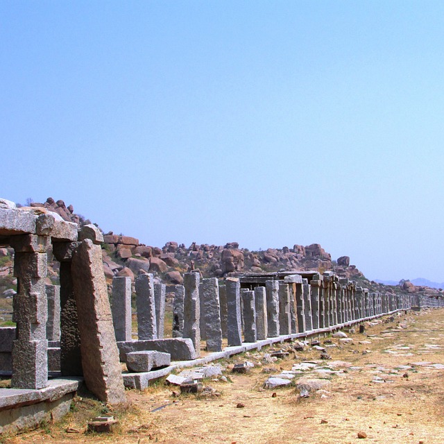 हम्पी मंदिर के आस-पास का परिदृश्य 