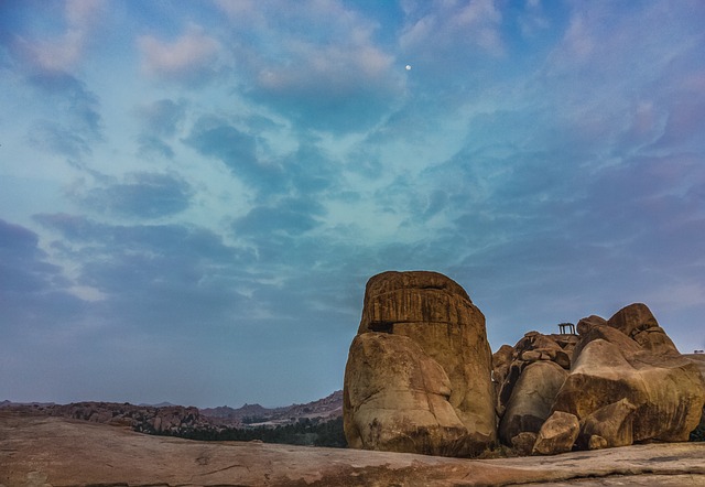 हम्पी मंदिर के आस-पास का परिदृश्य 